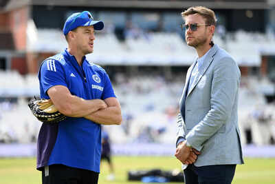 Stuart Broad discussing cricket strategy with Morne Morkel during the Headingley Test