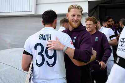 Ben Stokes congratulates Jamie Smith after England's win