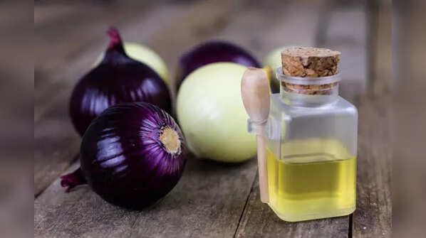 Applying onion juice to the scalp