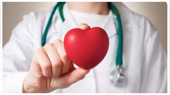 Illustration showing the difference between heart attack and cardiac arrest