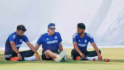 Morne Morkel with Arshdeep Singh and Akash Deep during a training session.