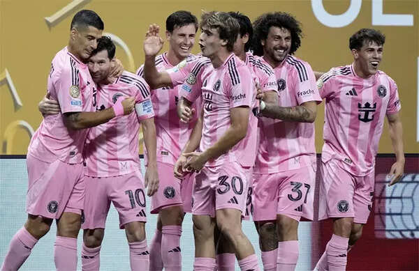 Messi celebrates goal with Suarez