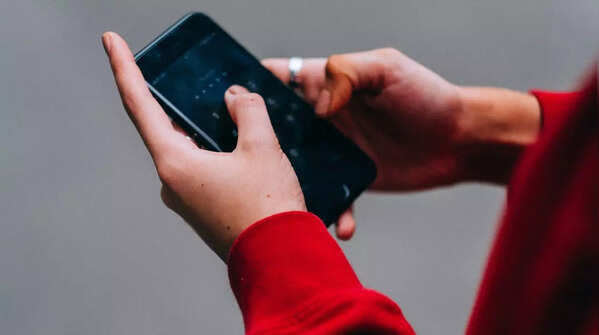 Energetic personalities use both hands and thumbs.